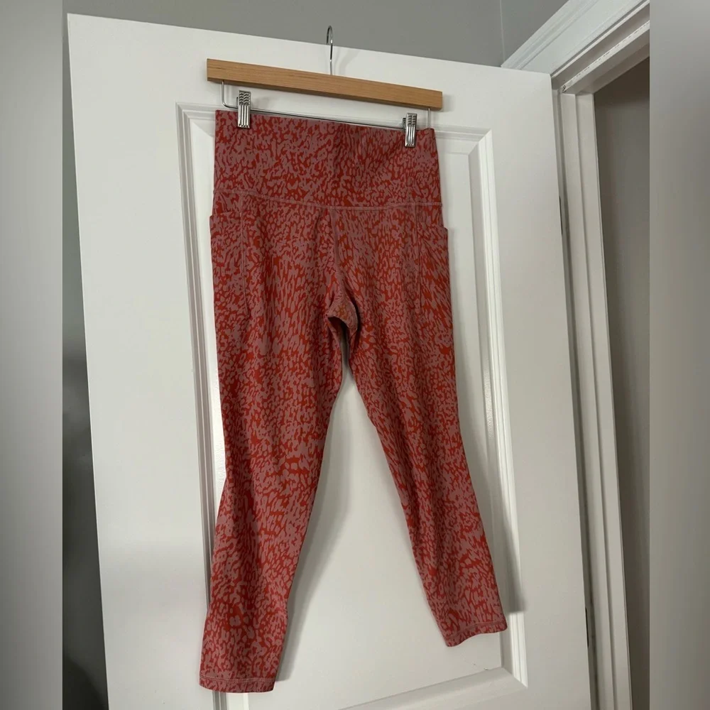 Athleta Salutation Stash Pocket II Printed 7/8 Tight Ocelot Spot Jewel Orange